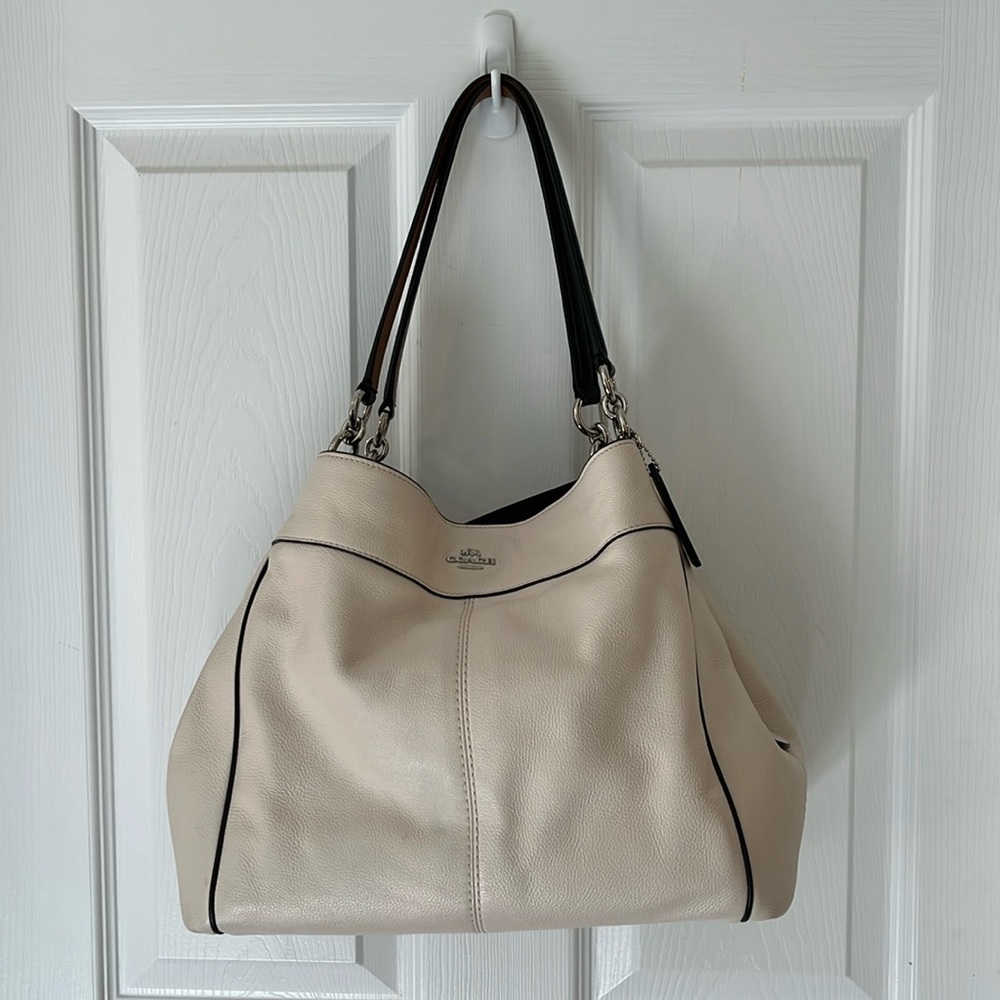LEXY Shoulder Bag with contrast trim in pebble leather.